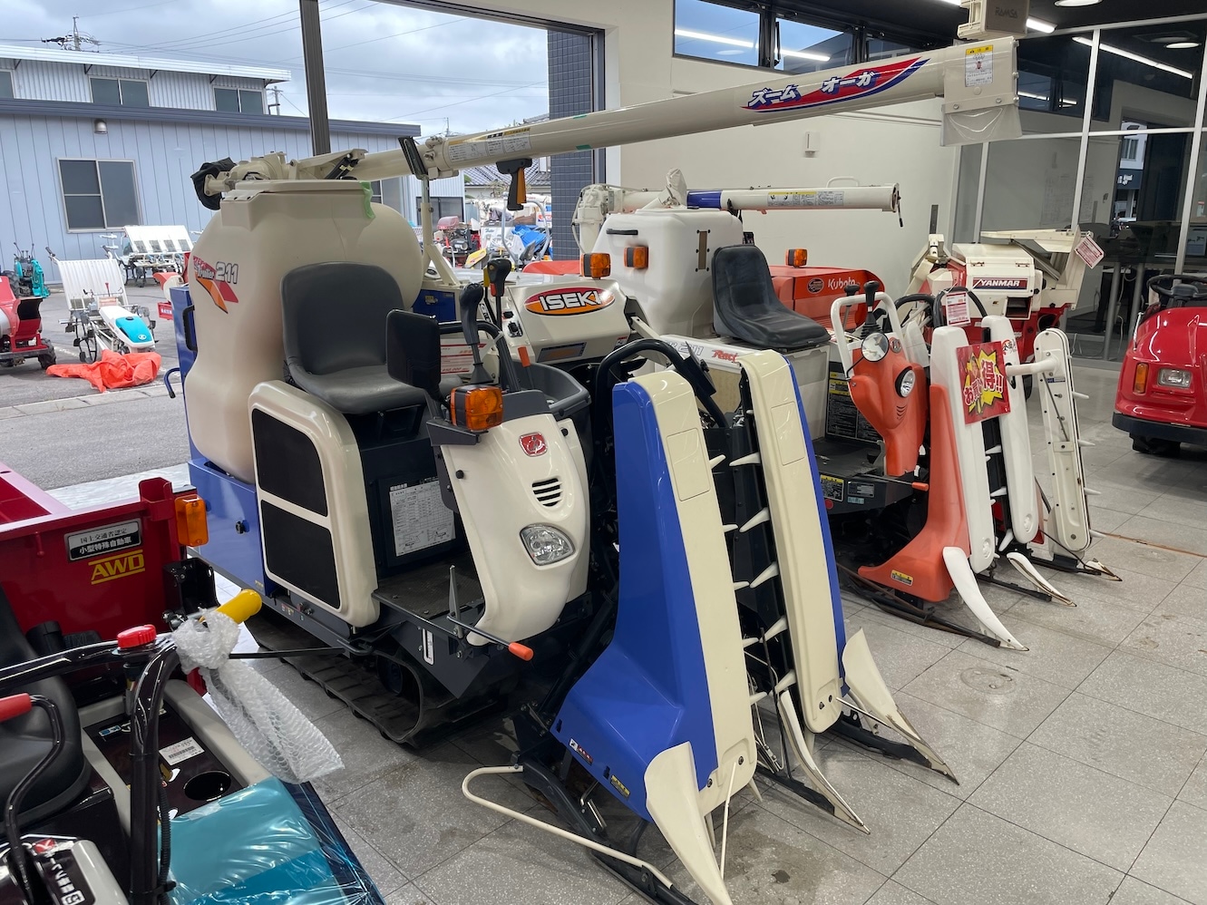 地域限定自宅配送【整備待ち】イセキ コンバイン HN211G 長さ×幅×高さ:2760×1480×1720 重量870kg 変速:HST油圧モータ式無段変速