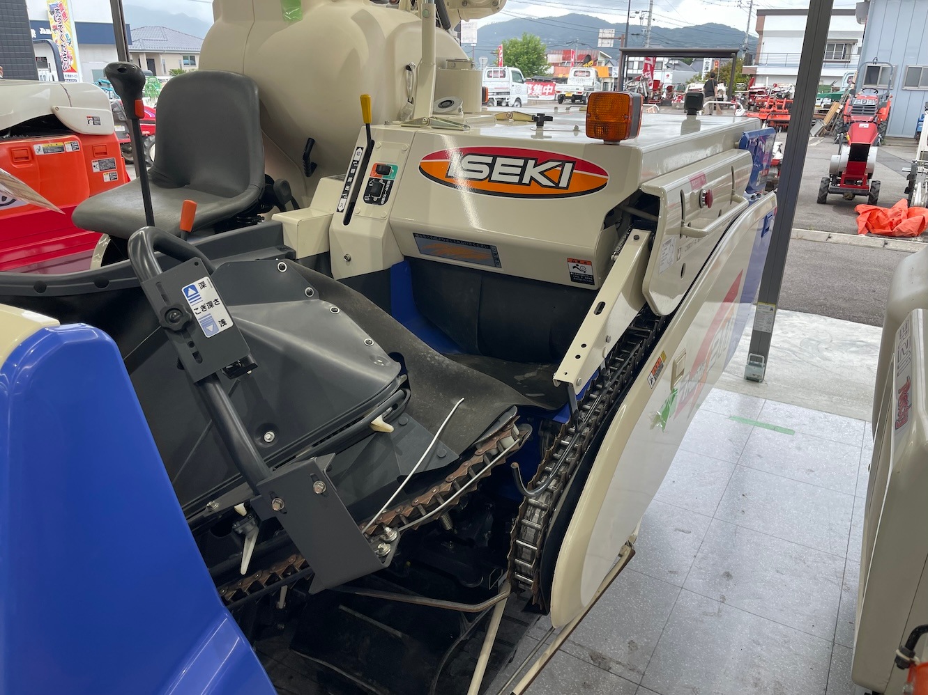 地域限定自宅配送【整備待ち】イセキ コンバイン HN211G 長さ×幅×高さ:2760×1480×1720 重量870kg 変速:HST油圧モータ式無段変速