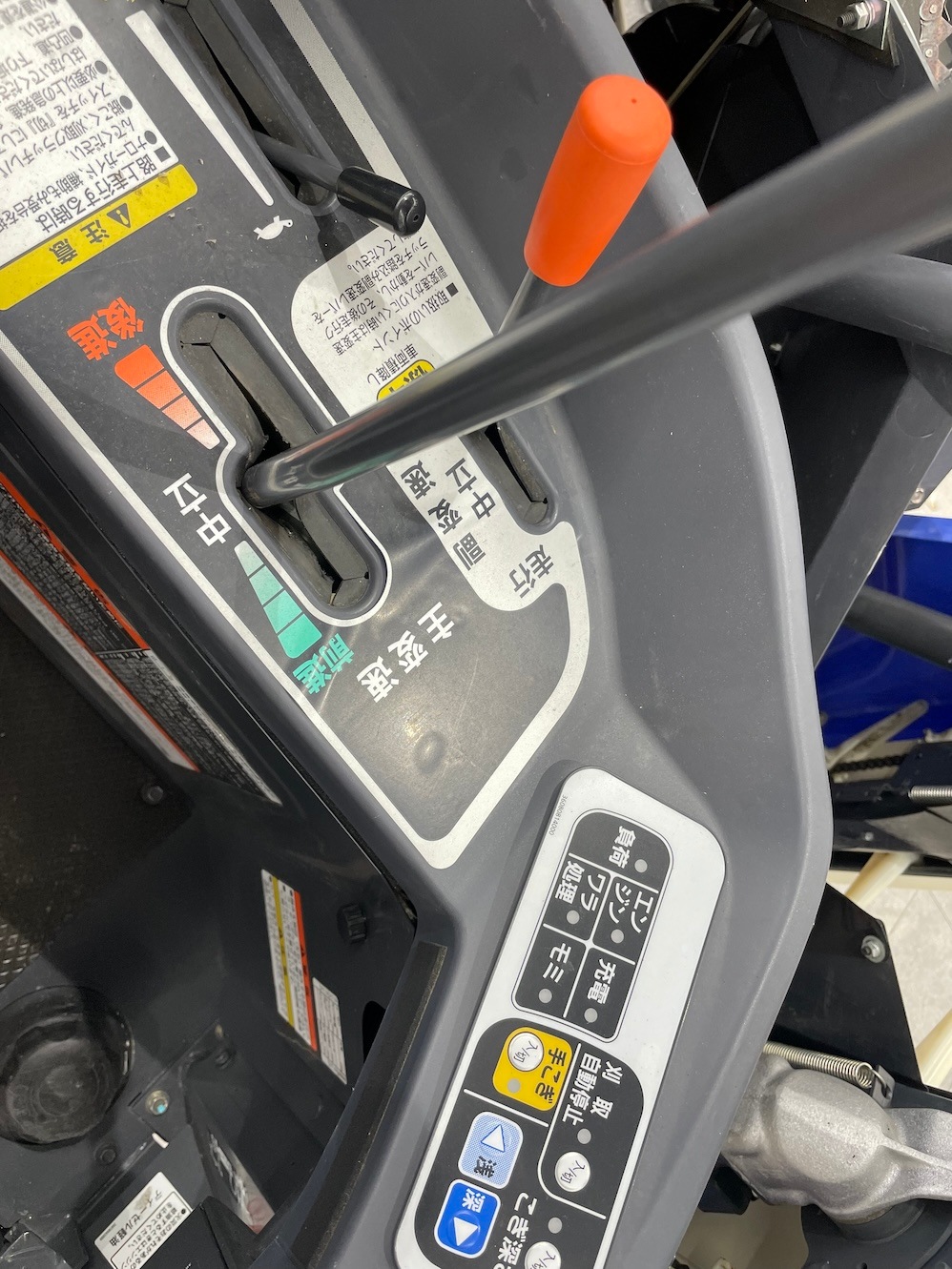 地域限定自宅配送【整備待ち】イセキ コンバイン HN211G 長さ×幅×高さ:2760×1480×1720 重量870kg 変速:HST油圧モータ式無段変速