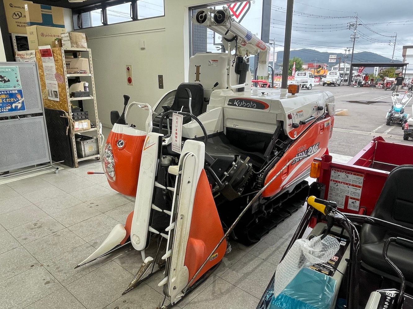 地域限定自宅配送【整備待ち】クボタ コンバイン ARN216 長さ×幅×高さ:2750×1580×1870 重量900kg 変速:HST油圧モータ式無段変速