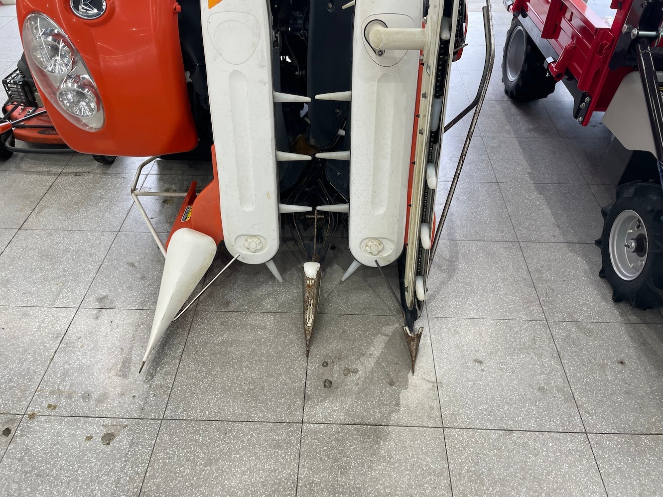 地域限定自宅配送【整備待ち】クボタ コンバイン ARN216 長さ×幅×高さ:2750×1580×1870 重量900kg 変速:HST油圧モータ式無段変速