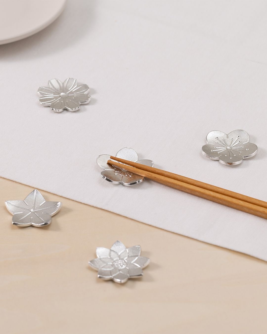 能作　箸置き　花ばな 箸置 - 花ばな - 5ヶ入｜錫製雑貨・酒器の通販は能作オンライン