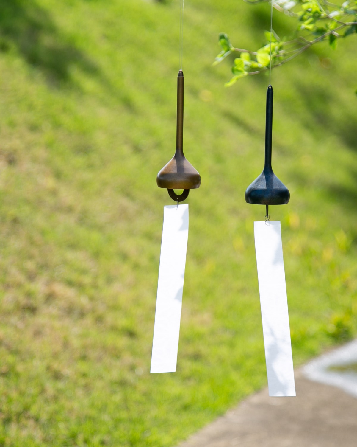 【鈴なり】ブラウン 風鈴 - オニオン - 金茶・黒茶｜錫製雑貨・酒器の通販は能作オンライン