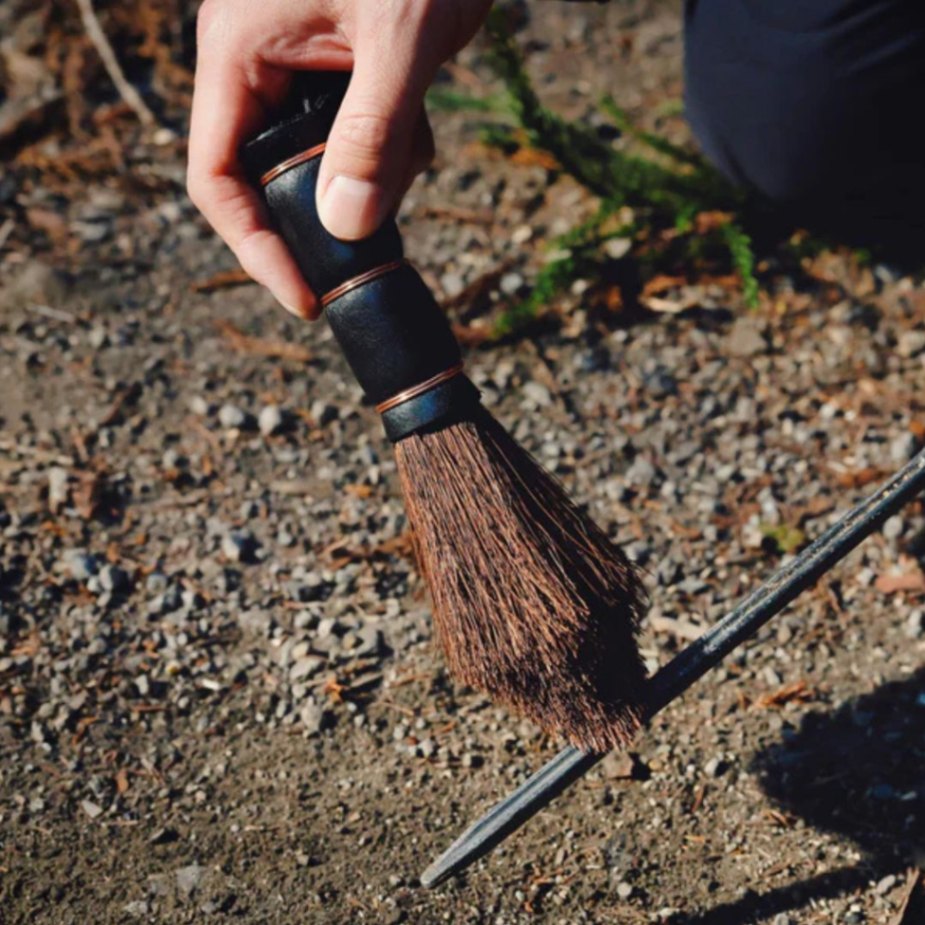 焚き火台ブラシ日本棕櫚手箒/深海産業×hinata別注（黒）hinata