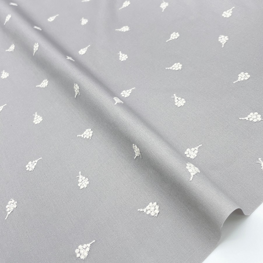 ベリー柄 ナッツ柄 木の実刺しゅう ブロード生地  (シルバーグレイ)