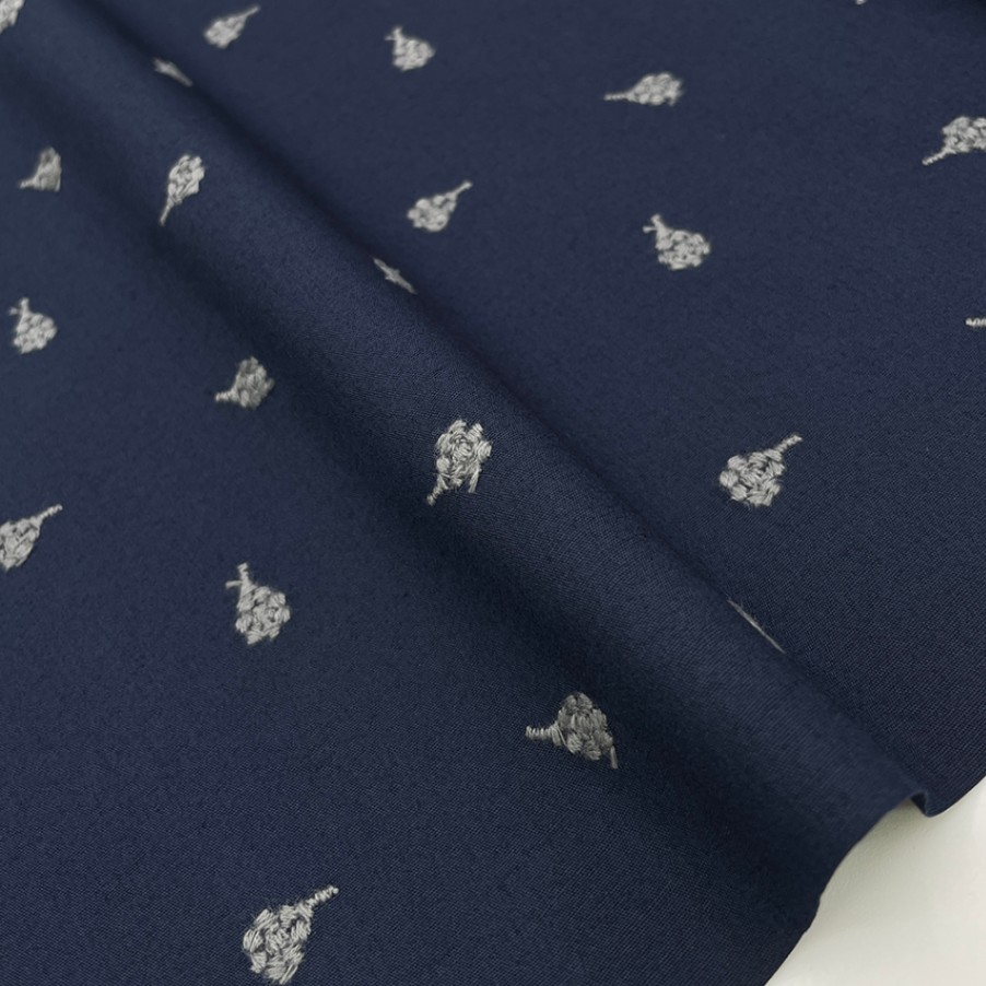 ベリー柄 ナッツ柄 木の実刺しゅう ブロード生地  (ネイビー)