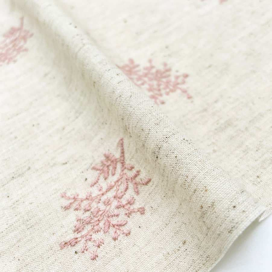 ミモザ 刺しゅう コットンリネンシーチング生地 (ナチュラル×ローズダスト刺繍)