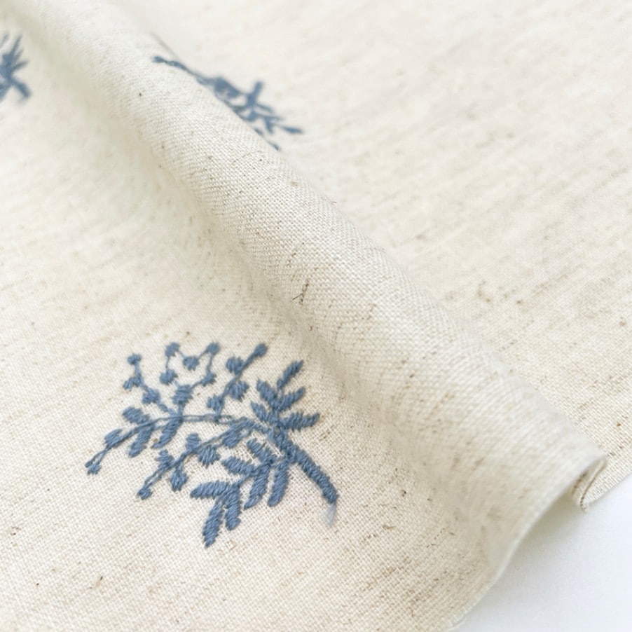 ミモザ 刺しゅう コットンリネンシーチング生地 (ナチュラル×フレンチグレイ刺繍)
