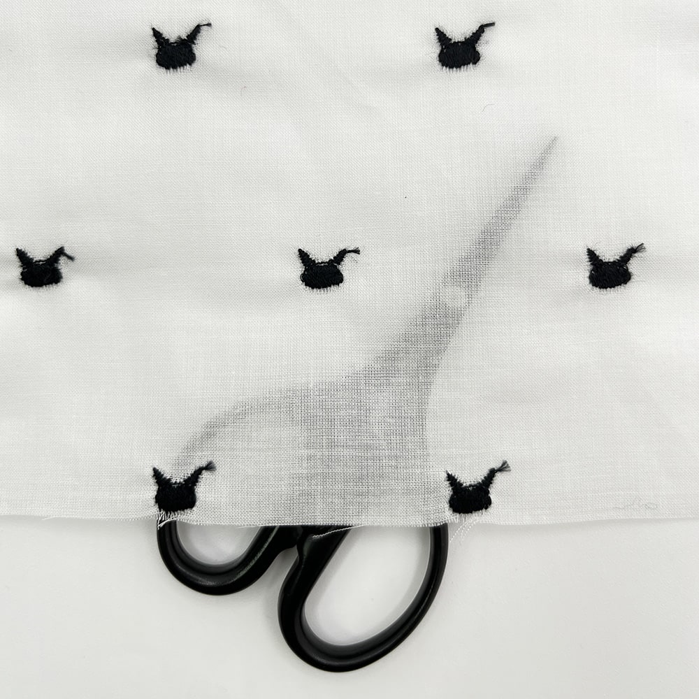 ねこねこ 刺しゅう コットンローン生地 (ホワイト×黒ねこ)
