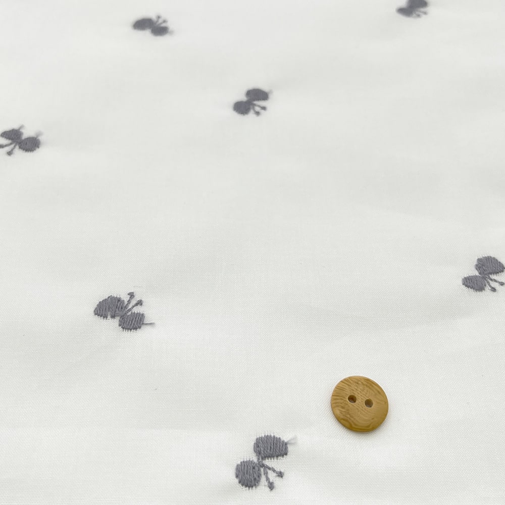 ちょうちょ 刺しゅう コットンローン生地 (ホワイト×グレー刺繍)