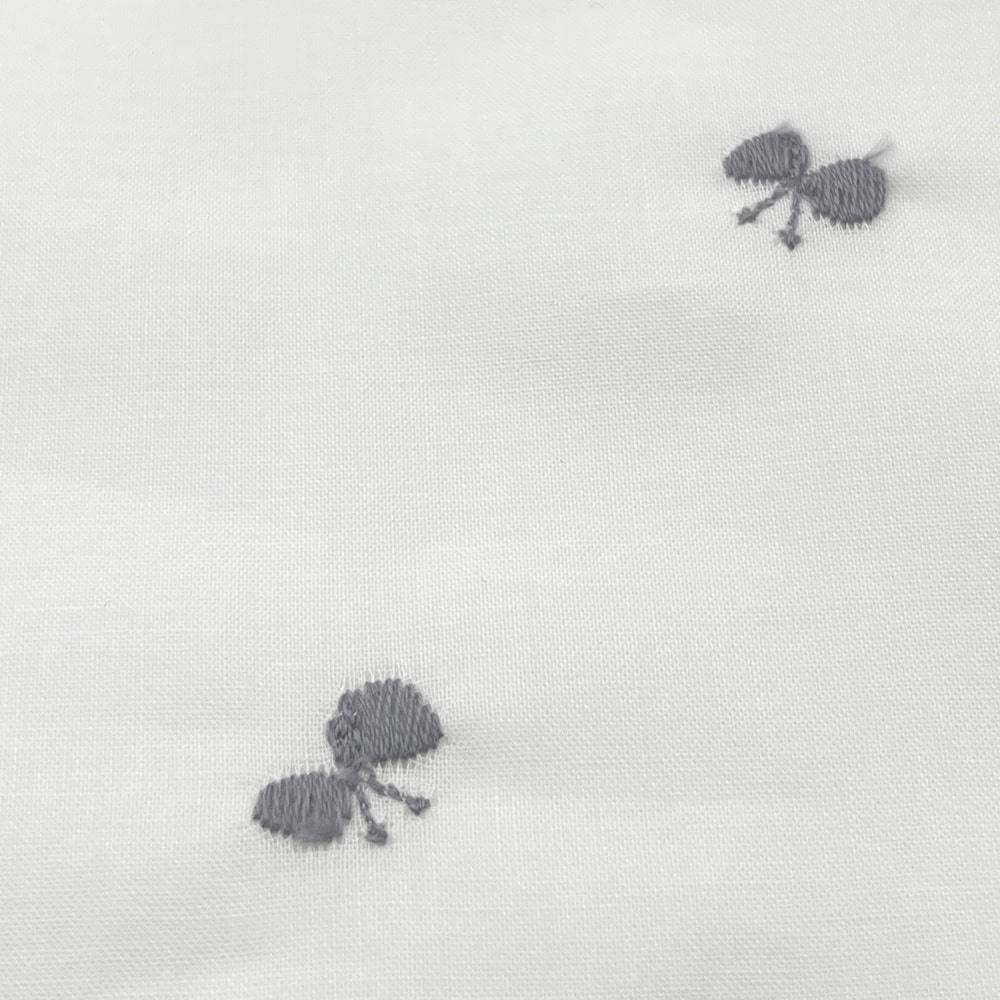 ちょうちょ 刺しゅう コットンローン生地 (ホワイト×グレー刺繍)