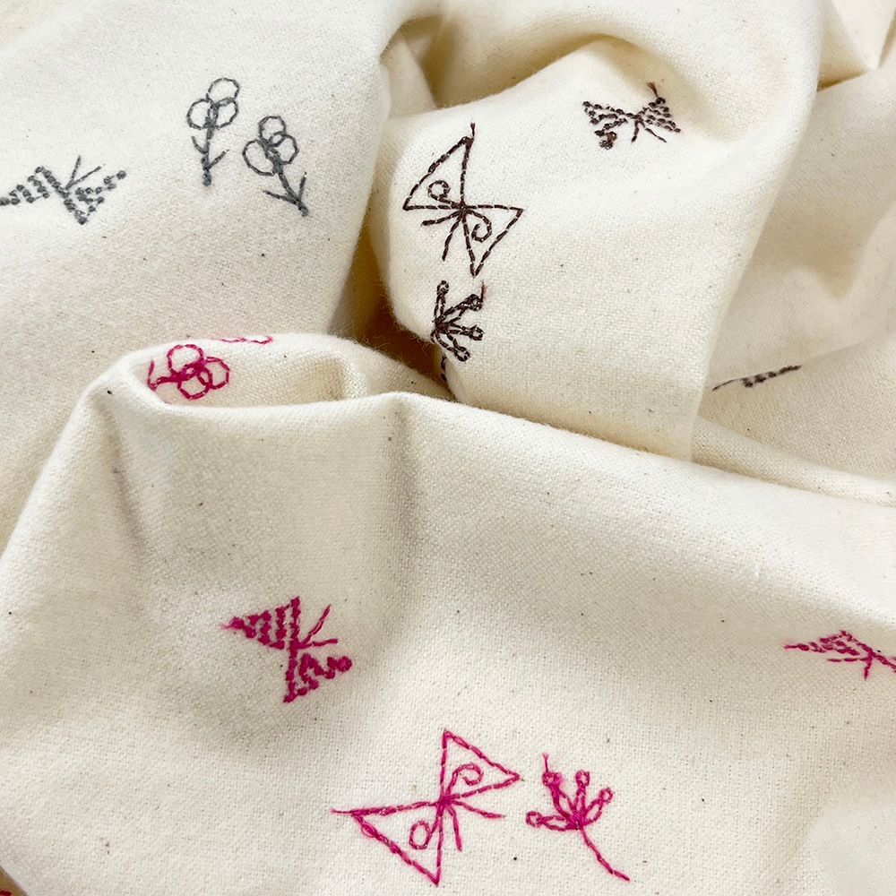 【Hitosaji】ちょうちょさんぽ 刺しゅう｜コットンフランネル 生成り