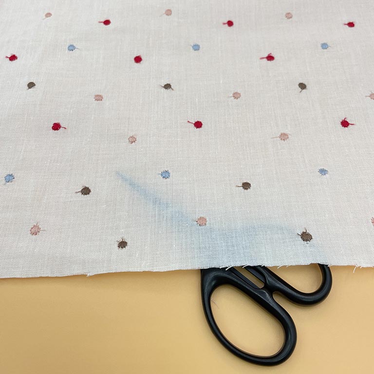 カラフル4色ドット 刺しゅう キャンブリック生地 (ホワイト