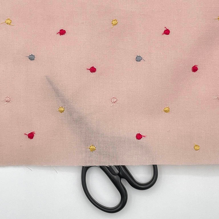 カラフル4色ドット 刺しゅう キャンブリック生地 (シェルピンク)