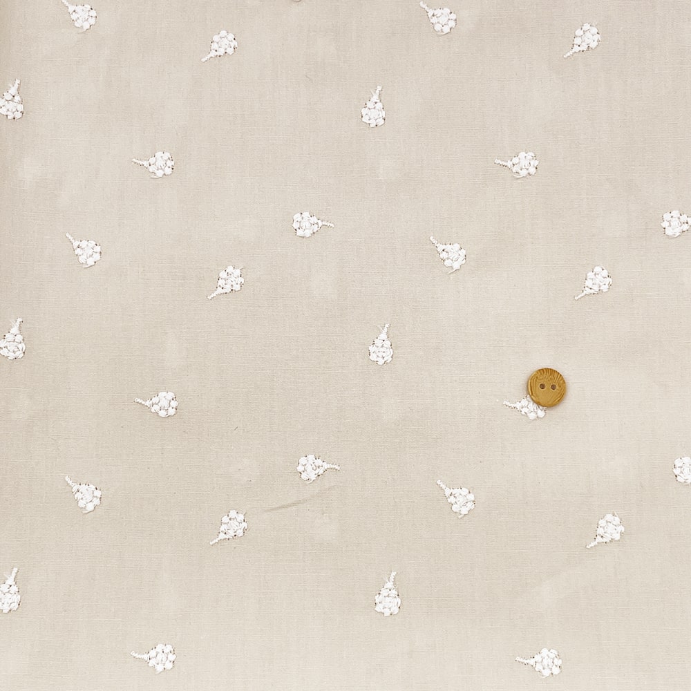 ベリー柄 ナッツ柄 木の実刺しゅう ブロード生地  (エクリュベージュ)