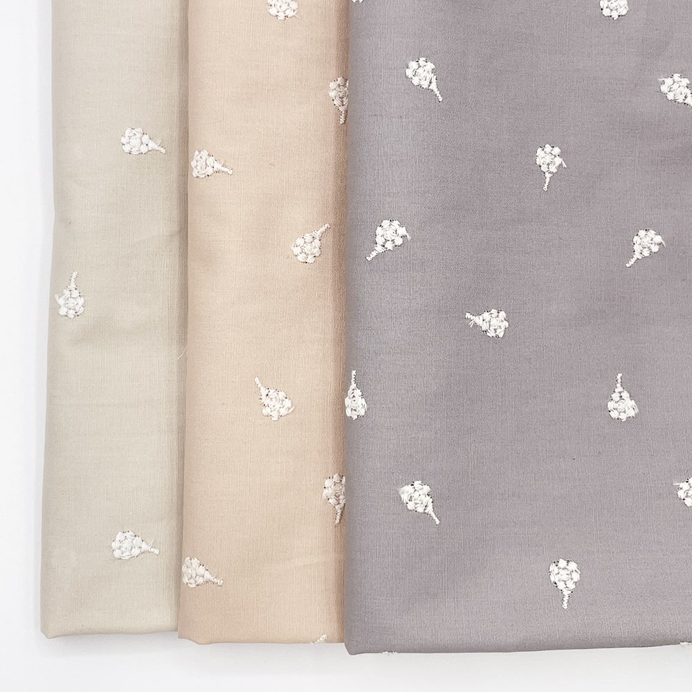 ベリー柄 ナッツ柄 木の実刺しゅう ブロード生地  (エクリュベージュ)