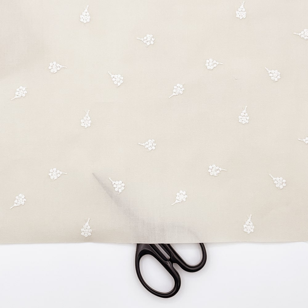 ベリー柄 ナッツ柄 木の実刺しゅう ブロード生地  (エクリュベージュ)