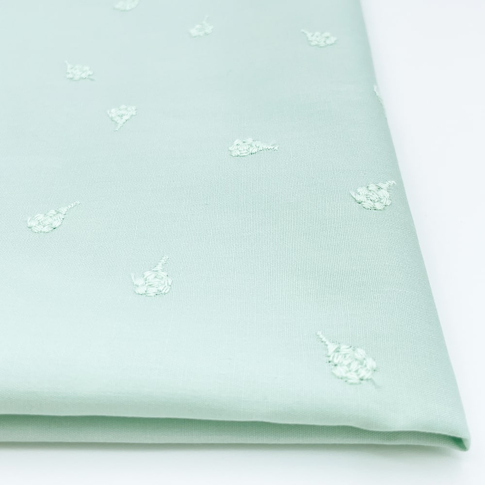 ベリー柄 ナッツ柄 木の実刺しゅう ブロード生地  (ペパーミント)