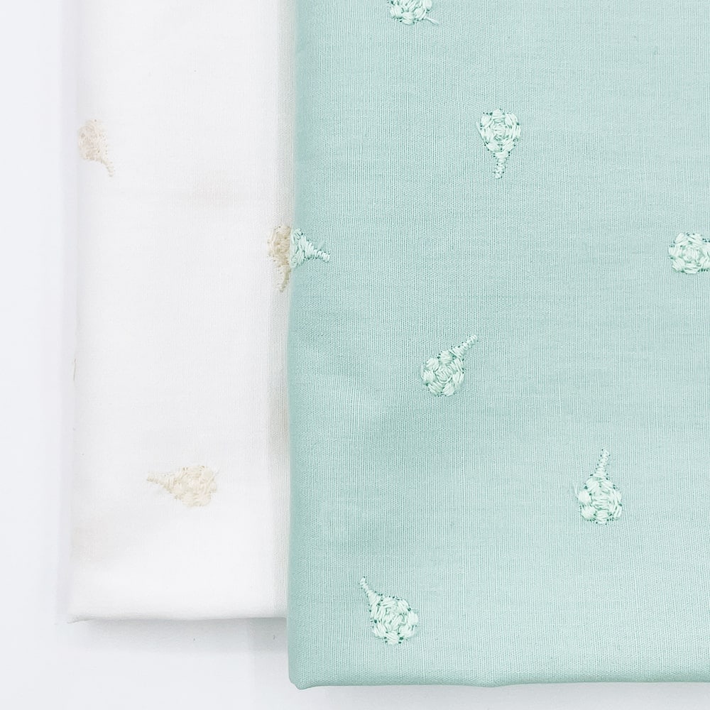 ベリー柄 ナッツ柄 木の実刺しゅう ブロード生地  (ペパーミント)