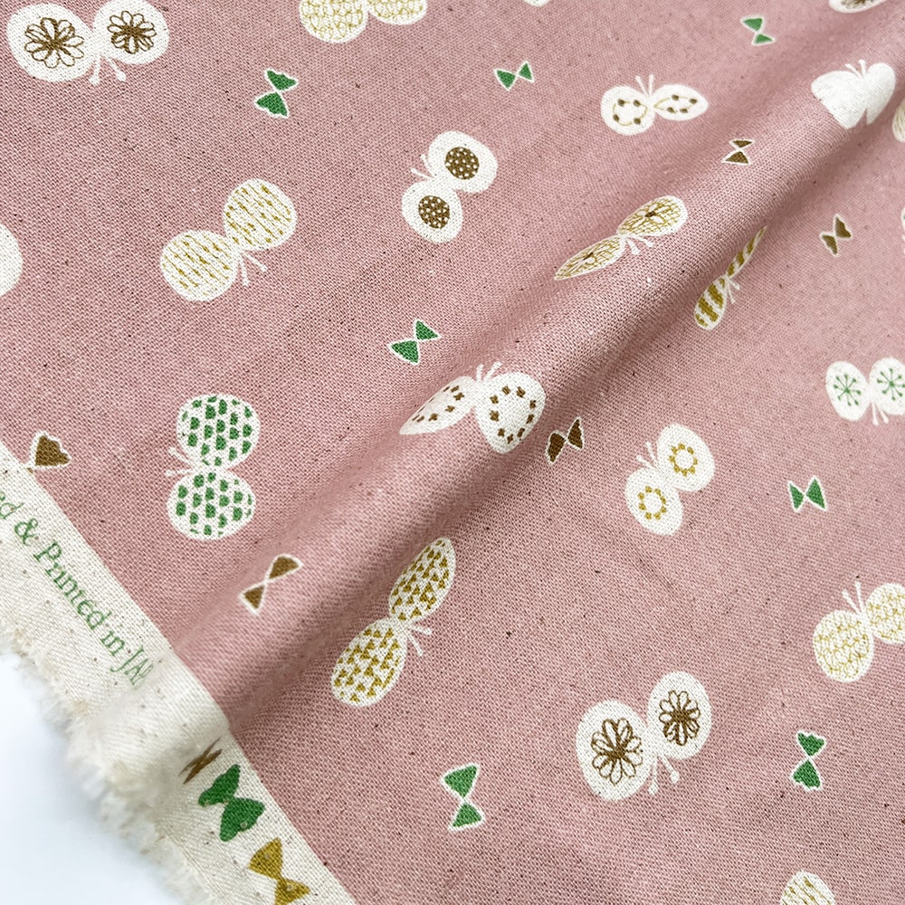 【sale】コットンリネンキャンバス｜ちょうちょとリボン プリント｜綿麻 ちょうちょ（ピンクアーモンド)