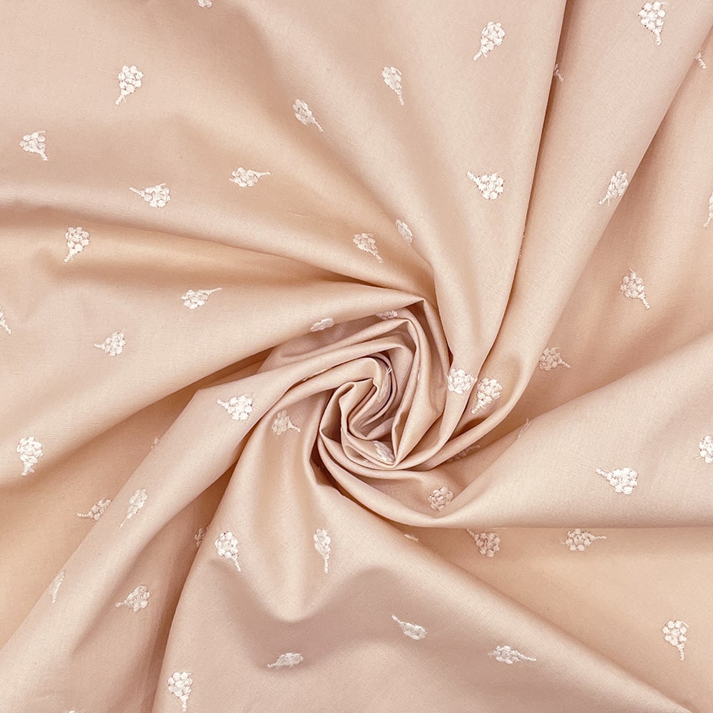 ベリー柄 ナッツ柄 木の実刺しゅう ブロード生地  (ピンクベージュ)