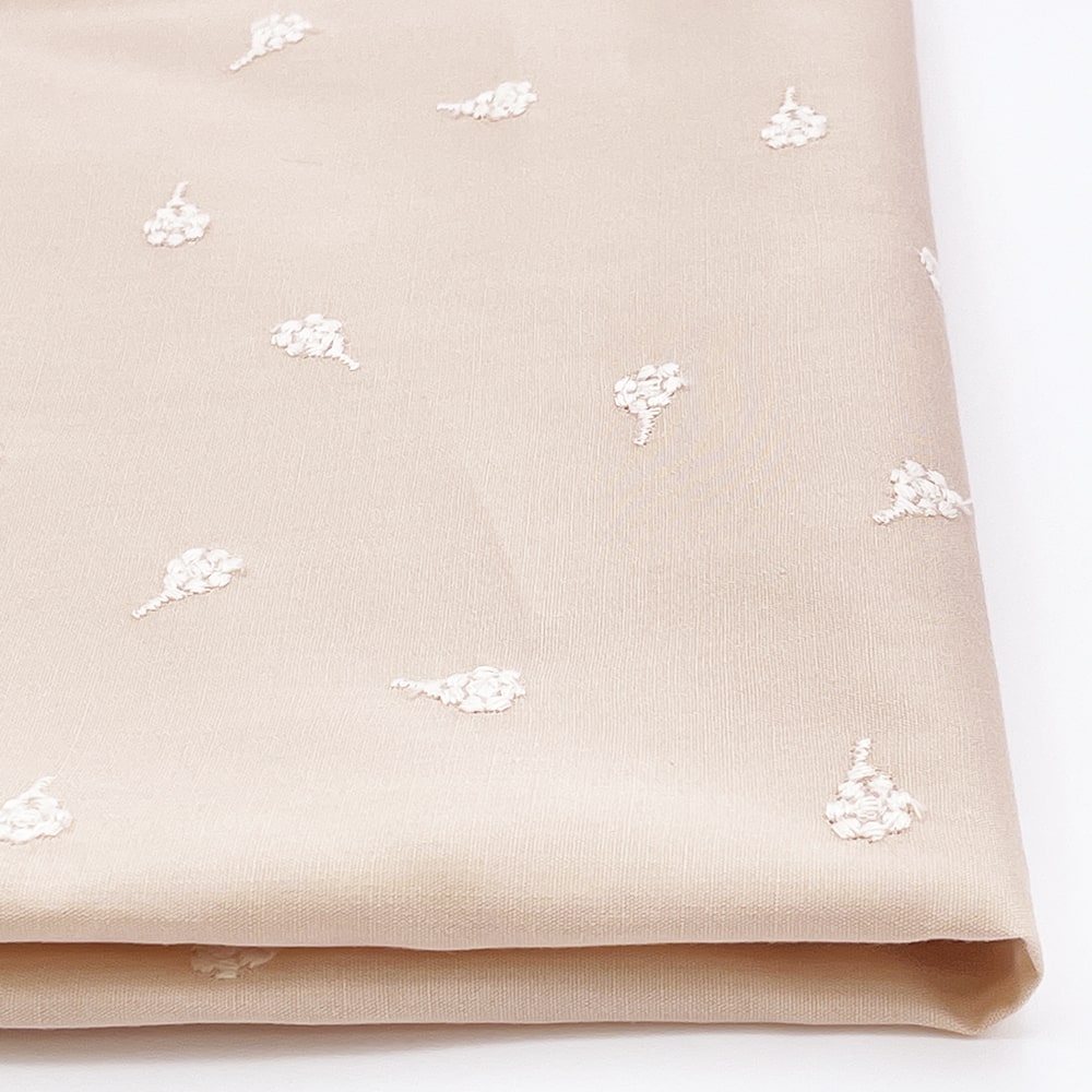 ベリー柄 ナッツ柄 木の実刺しゅう ブロード生地  (ピンクベージュ)