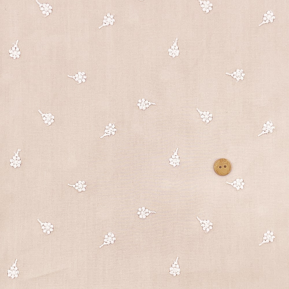 ベリー柄 ナッツ柄 木の実刺しゅう ブロード生地  (ピンクベージュ)