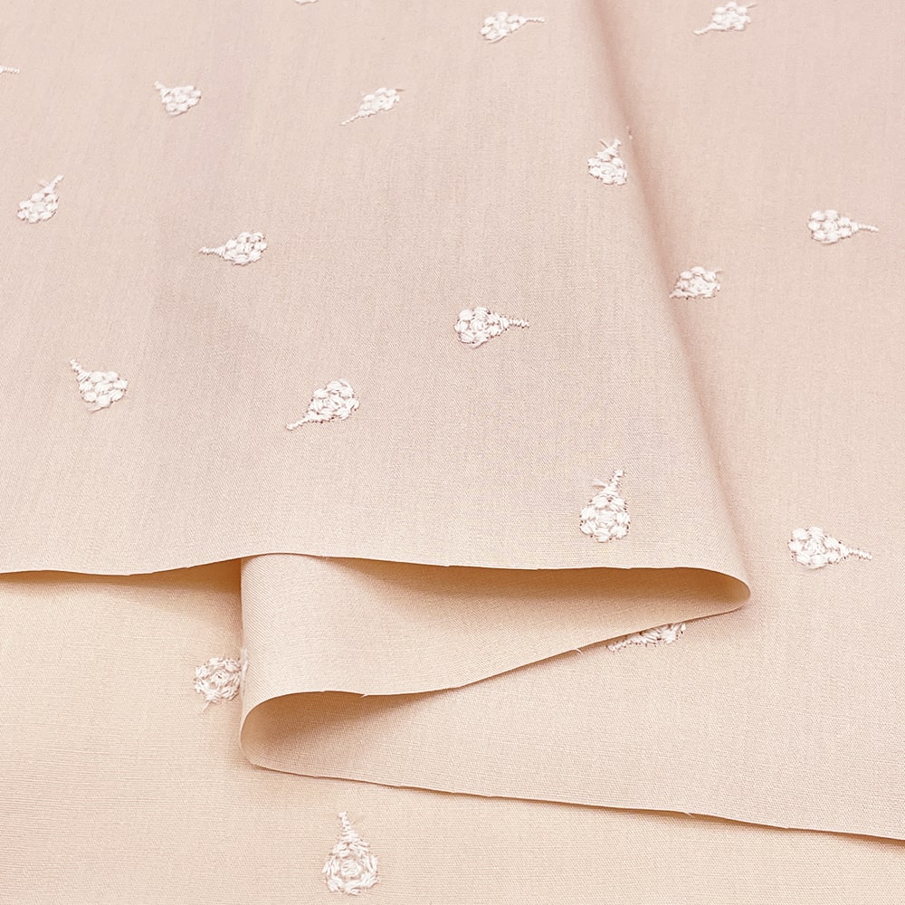 ベリー柄 ナッツ柄 木の実刺しゅう ブロード生地  (ピンクベージュ)