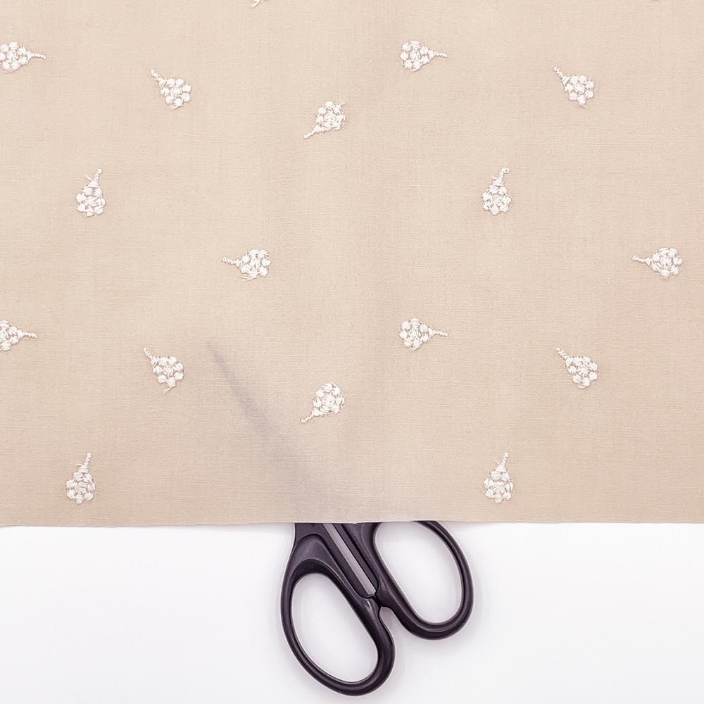 ベリー柄 ナッツ柄 木の実刺しゅう ブロード生地  (ピンクベージュ)