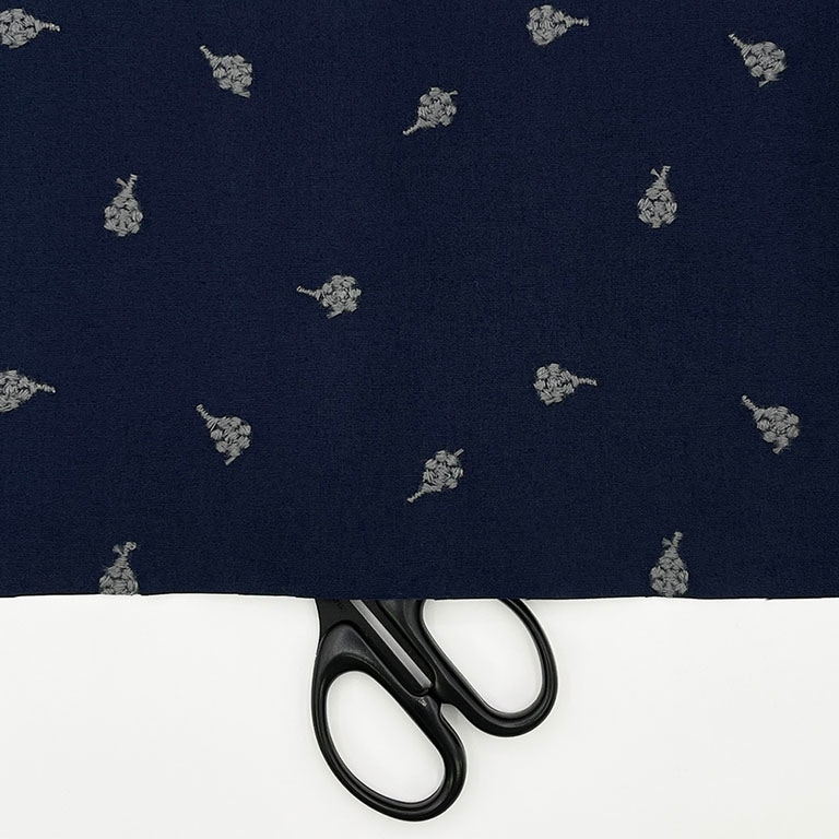 ベリー柄 ナッツ柄 木の実刺しゅう ブロード生地 (ネイビー)