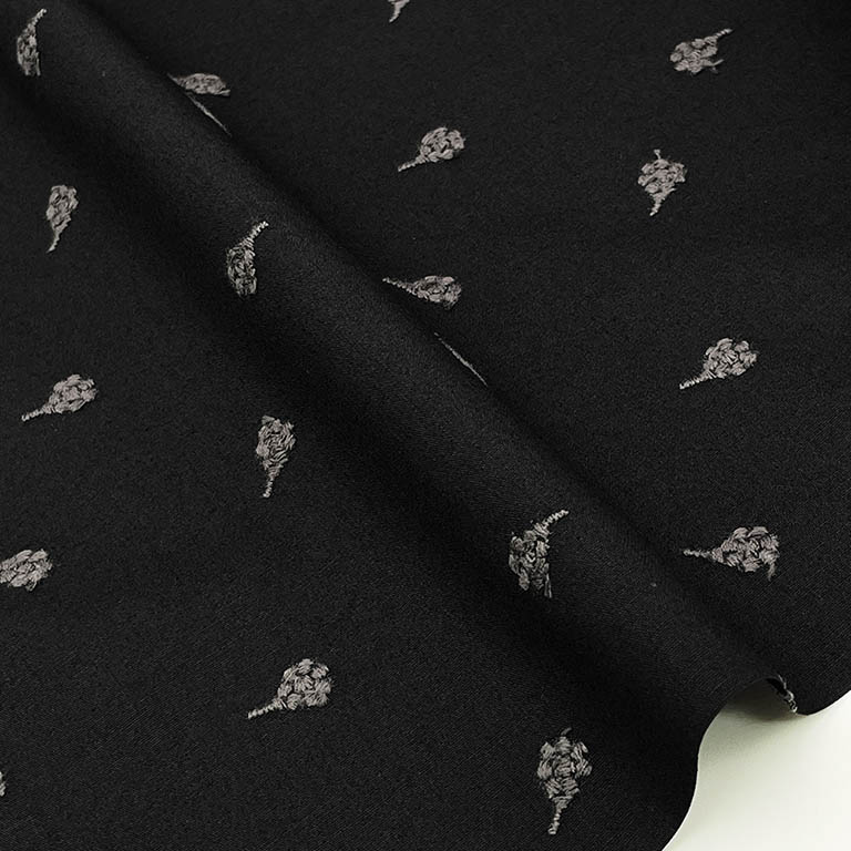 ベリー柄 ナッツ柄 木の実刺しゅう ブロード生地  (ブラック)