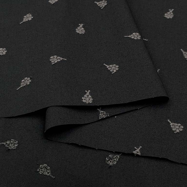 ベリー柄 ナッツ柄 木の実刺しゅう ブロード生地  (ブラック)