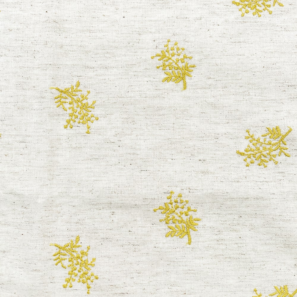 ミモザ 刺しゅう コットンリネンシーチング生地 (ナチュラル×イエロー刺繍)
