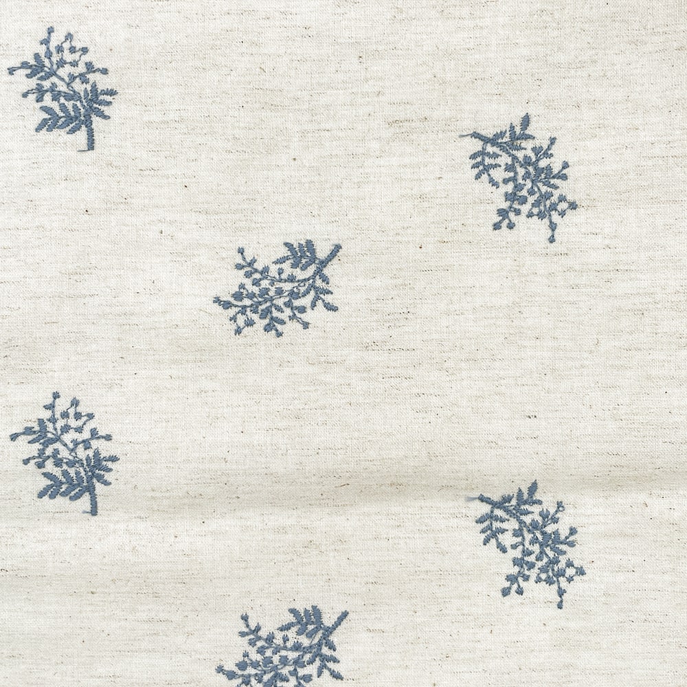 ミモザ 刺しゅう コットンリネンシーチング生地 (ナチュラル×フレンチグレイ刺繍)