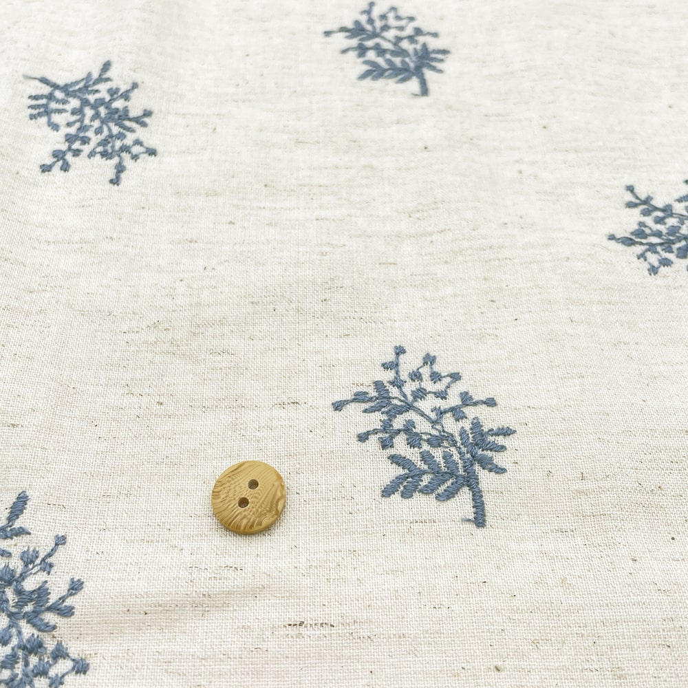 ミモザ 刺しゅう コットンリネンシーチング生地 (ナチュラル×フレンチグレイ刺繍)