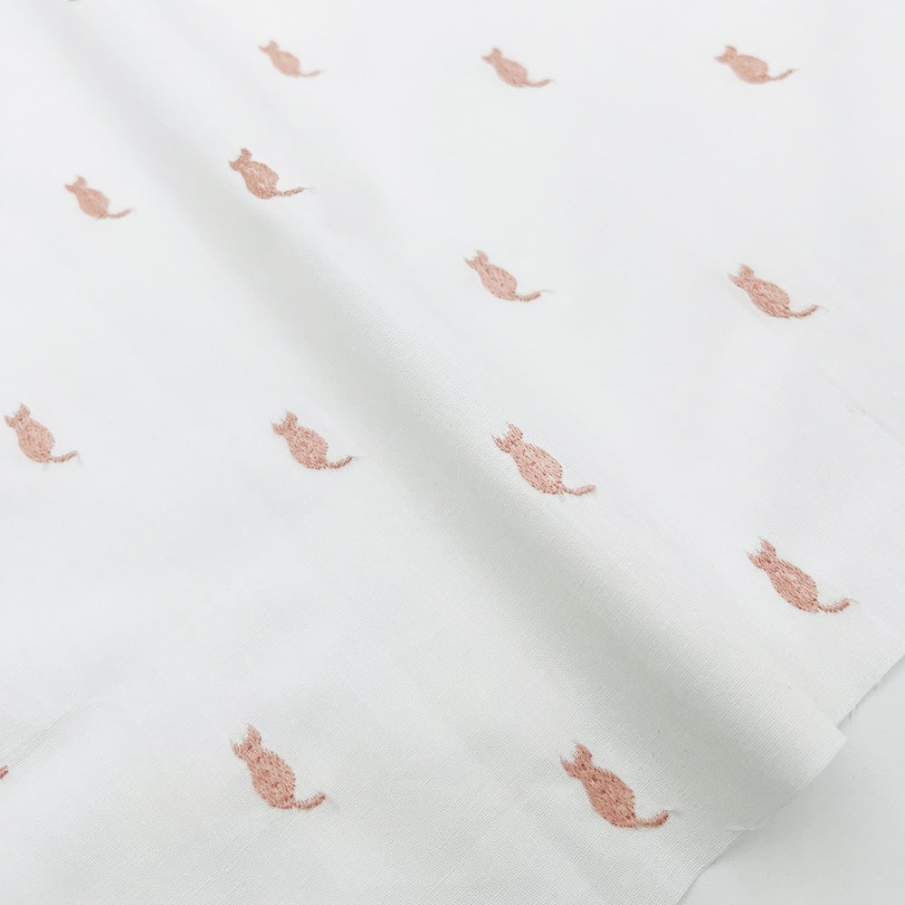 ねこねこシルエット 刺しゅう コットンブロード生地 (ホワイト×ピンクねこ)