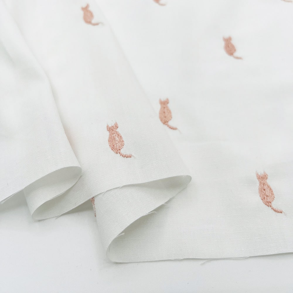 ねこねこシルエット 刺しゅう コットンブロード生地 (ホワイト×ピンクねこ)