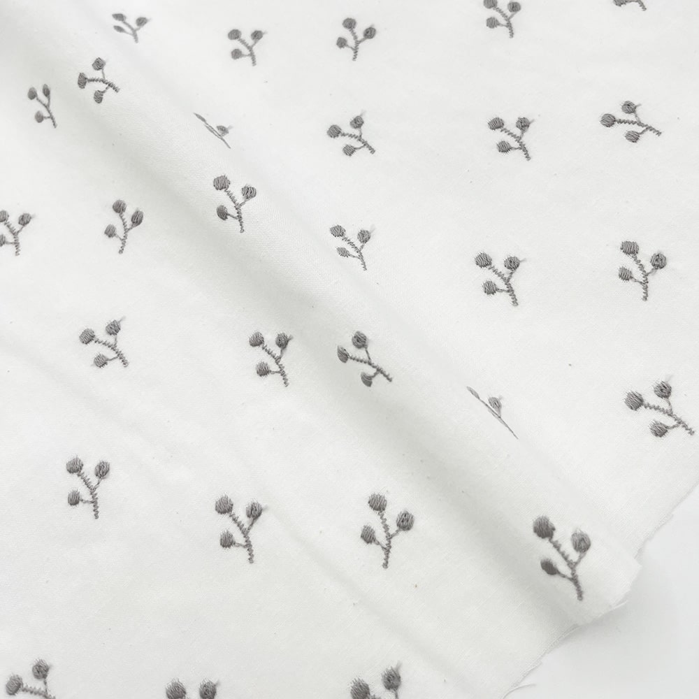 kinomi 刺しゅう キャンブリック生地｜木の実 刺繍 コットンキャンブリック(ホワイト×シルバーグレー刺繍)