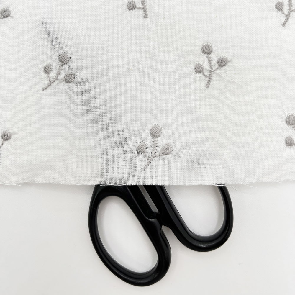 kinomi 刺しゅう キャンブリック生地｜木の実 刺繍 コットンキャンブリック(ホワイト×シルバーグレー刺繍)