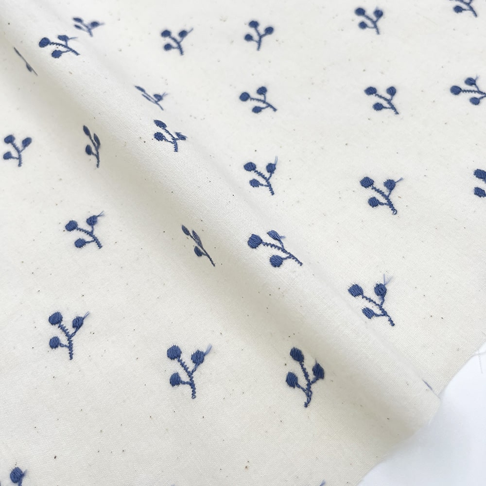 kinomi 刺しゅう キャンブリック生地｜木の実 刺繍 コットンキャンブリック(ナチュラル×インクブルー刺繍)