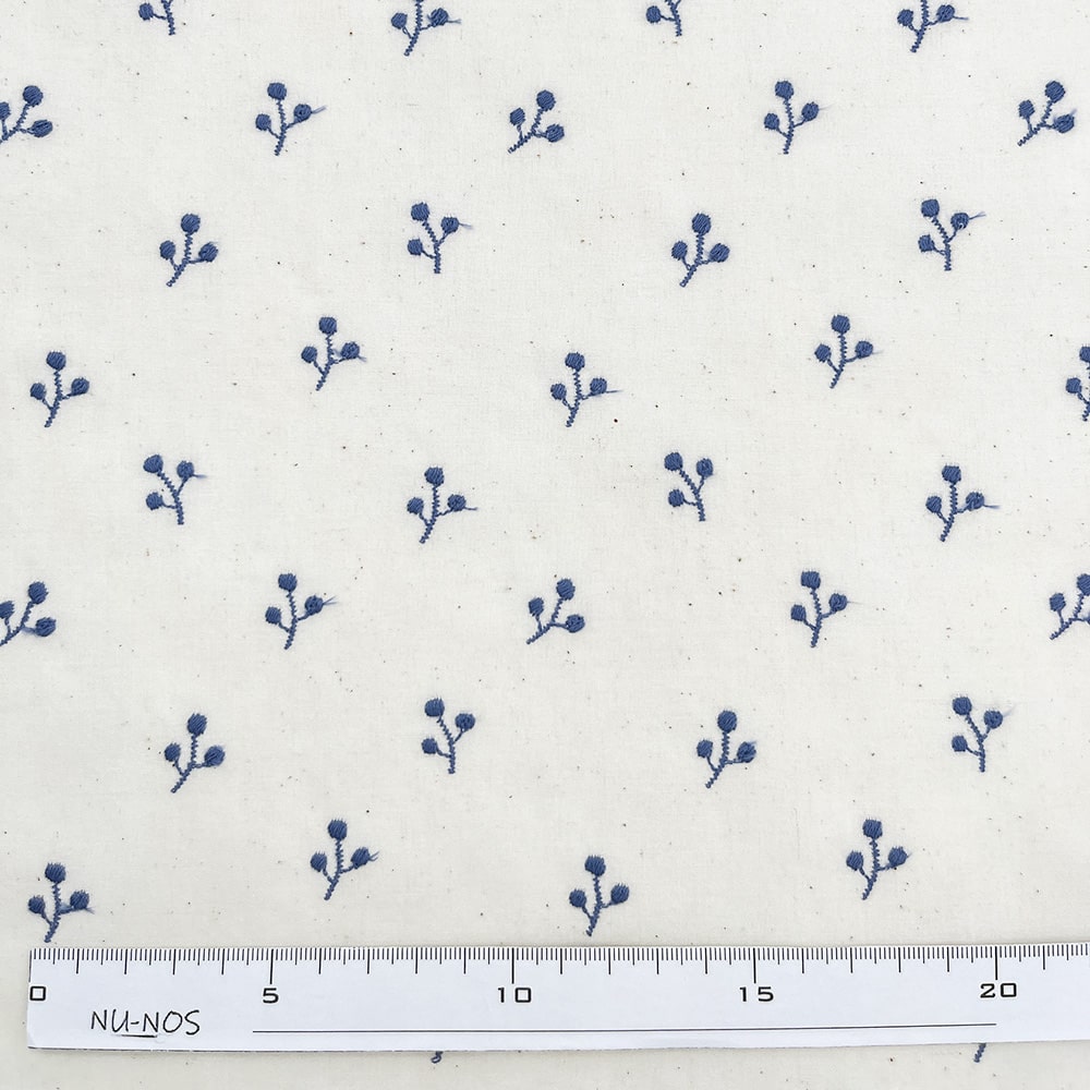kinomi 刺しゅう キャンブリック生地｜木の実 刺繍 コットンキャンブリック(ナチュラル×インクブルー刺繍)