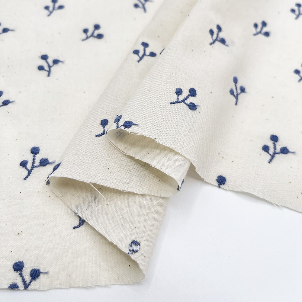 kinomi 刺しゅう キャンブリック生地｜木の実 刺繍 コットンキャンブリック(ナチュラル×インクブルー刺繍)