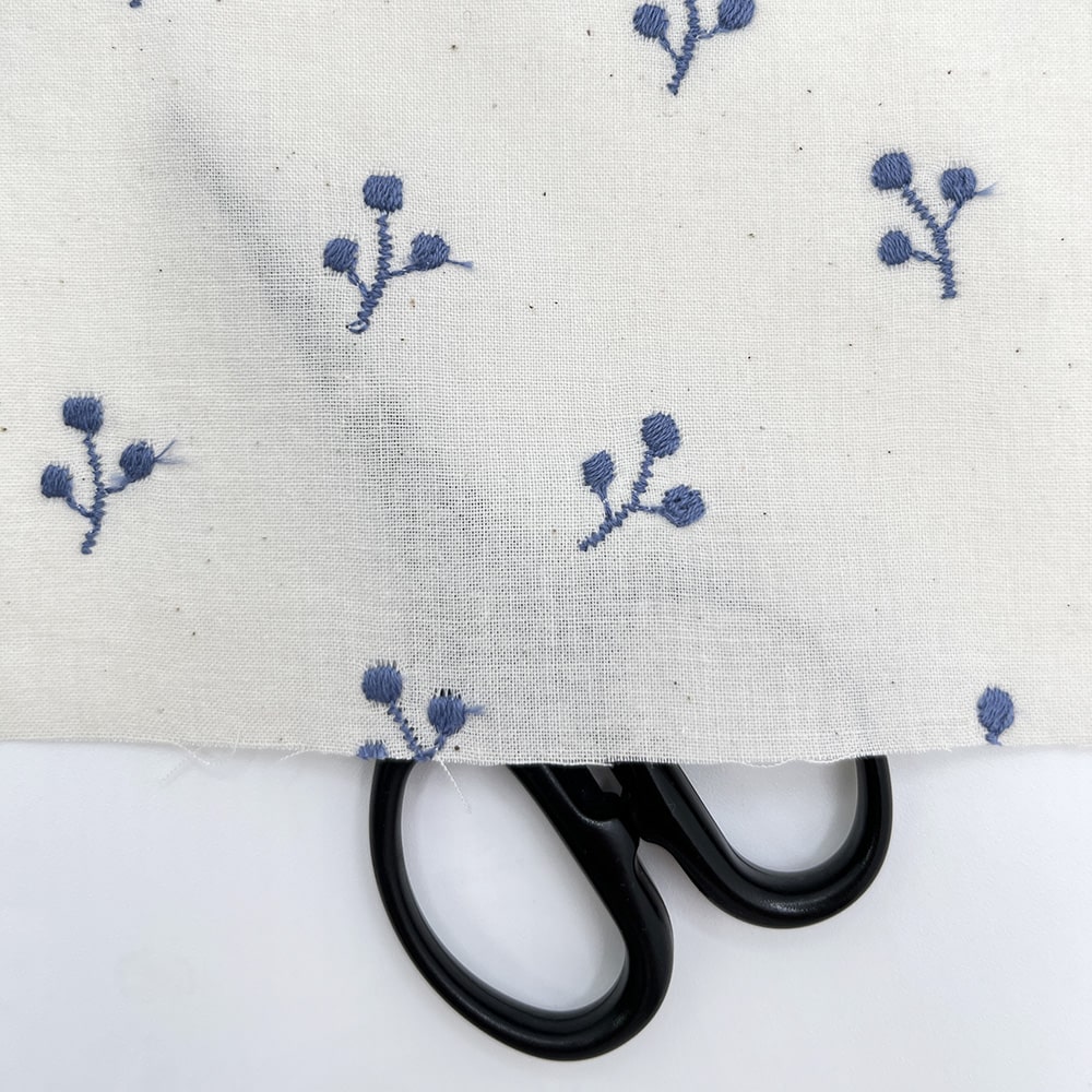 kinomi 刺しゅう キャンブリック生地｜木の実 刺繍 コットンキャンブリック(ナチュラル×インクブルー刺繍)