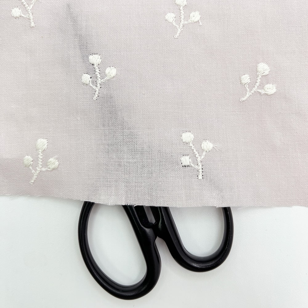 kinomi 刺しゅう キャンブリック生地｜木の実 刺繍 コットンキャンブリック(ピンクベージュ×ミルキーホワイト刺繍)