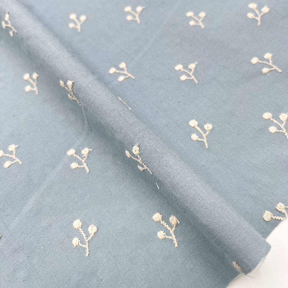 kinomi 刺しゅう キャンブリック生地｜木の実 刺繍 コットンキャンブリック(スモークブルー×ナチュラル刺繍)