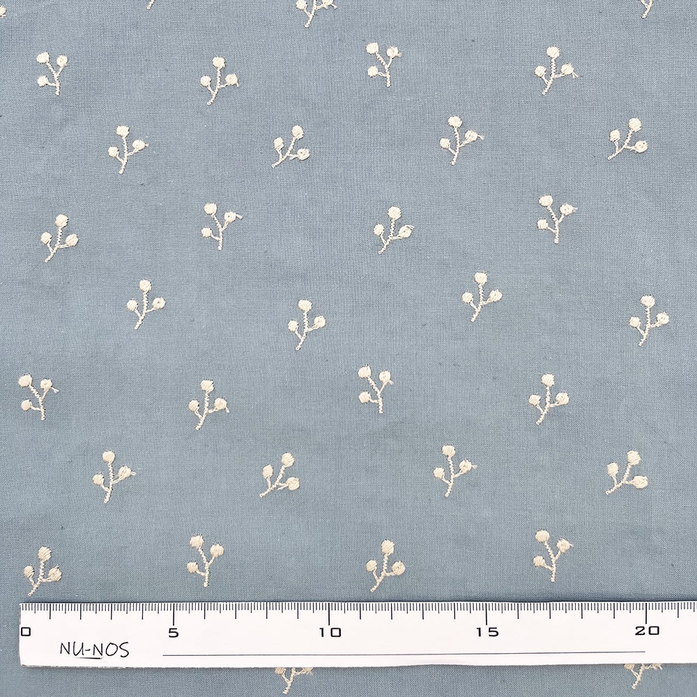 kinomi 刺しゅう キャンブリック生地｜木の実 刺繍 コットンキャンブリック(スモークブルー×ナチュラル刺繍)