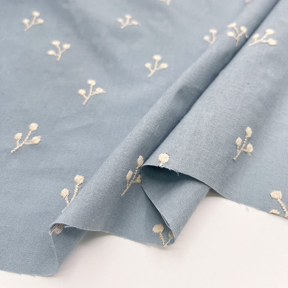 kinomi 刺しゅう キャンブリック生地｜木の実 刺繍 コットンキャンブリック(スモークブルー×ナチュラル刺繍)