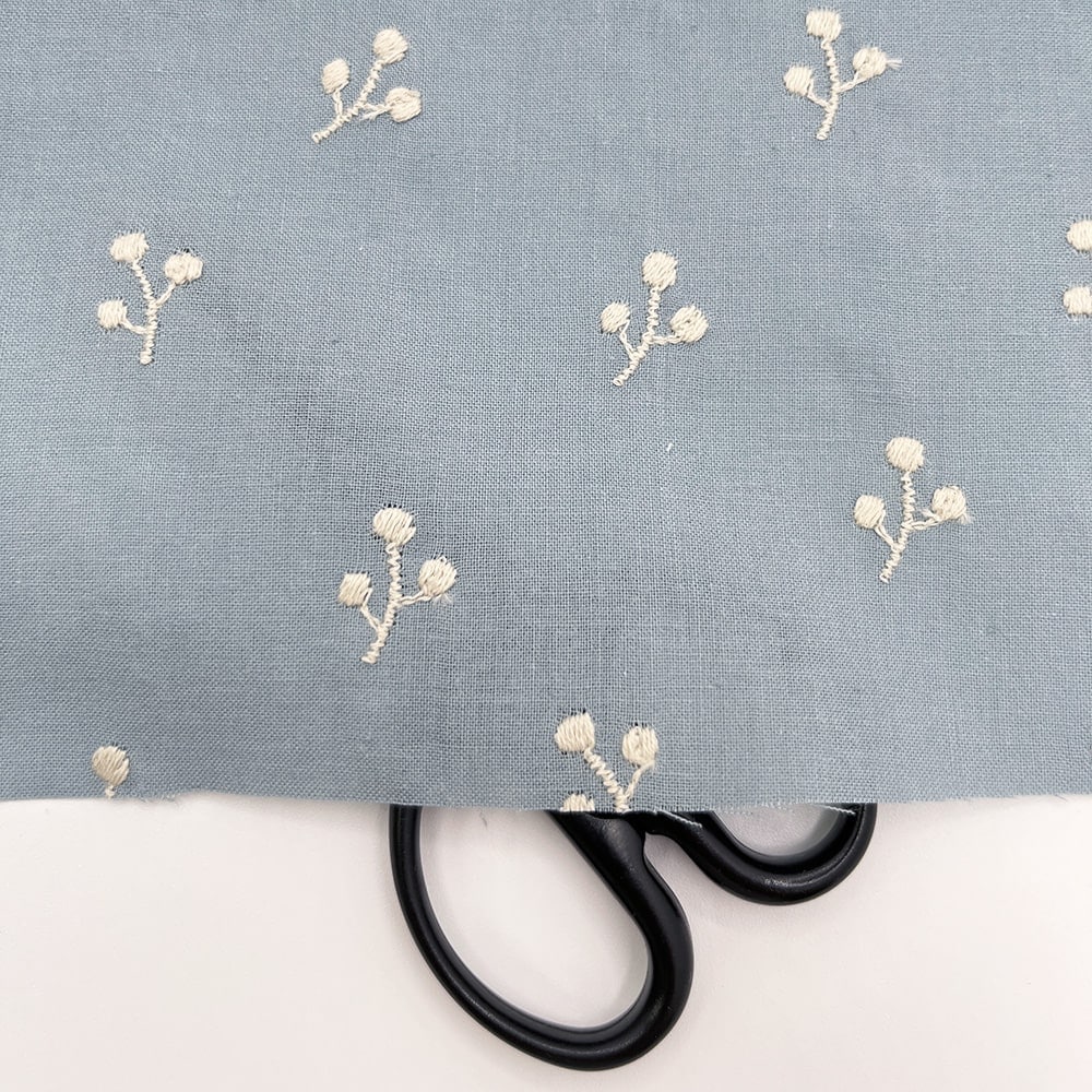 kinomi 刺しゅう キャンブリック生地｜木の実 刺繍 コットンキャンブリック(スモークブルー×ナチュラル刺繍)