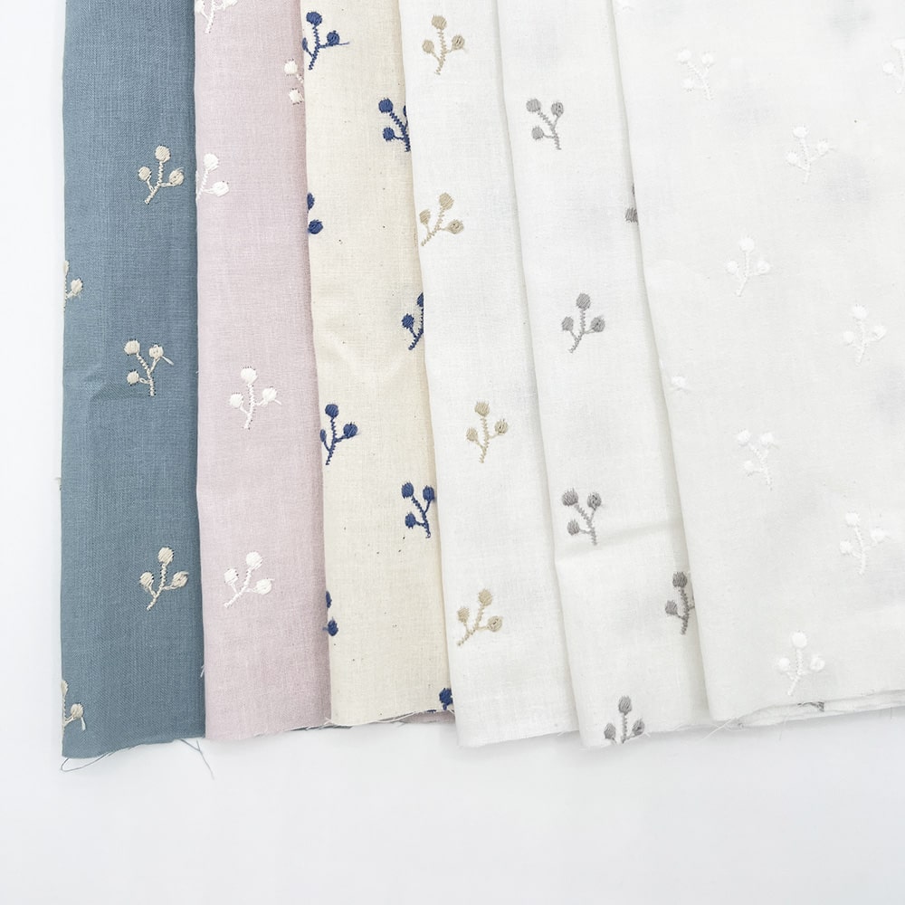 kinomi 刺しゅう キャンブリック生地｜木の実 刺繍 コットンキャンブリック(スモークブルー×ナチュラル刺繍)