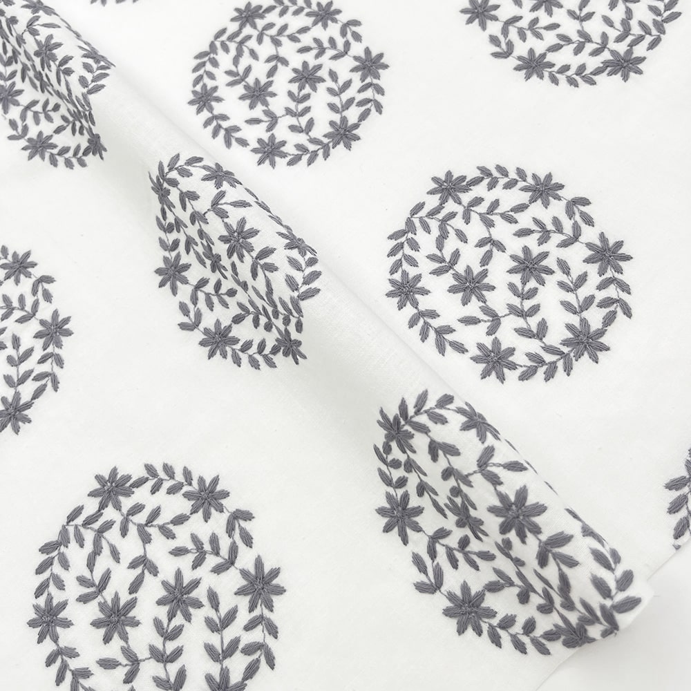 あじさい 刺しゅう キャンブリック生地｜花柄 刺繍 コットンキャンブリック(ホワイト×グレー刺繍)